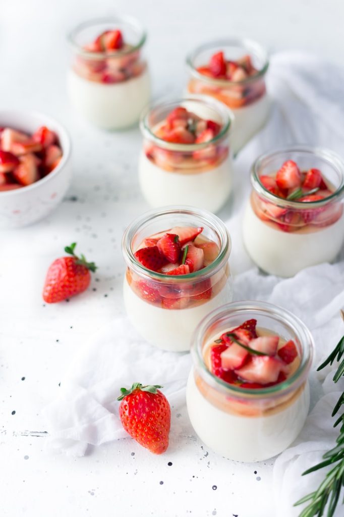 Panna cotta aux fraises, dessert estival idéal pour l'été en accompagnement d'un verre de Rosé Rozy.