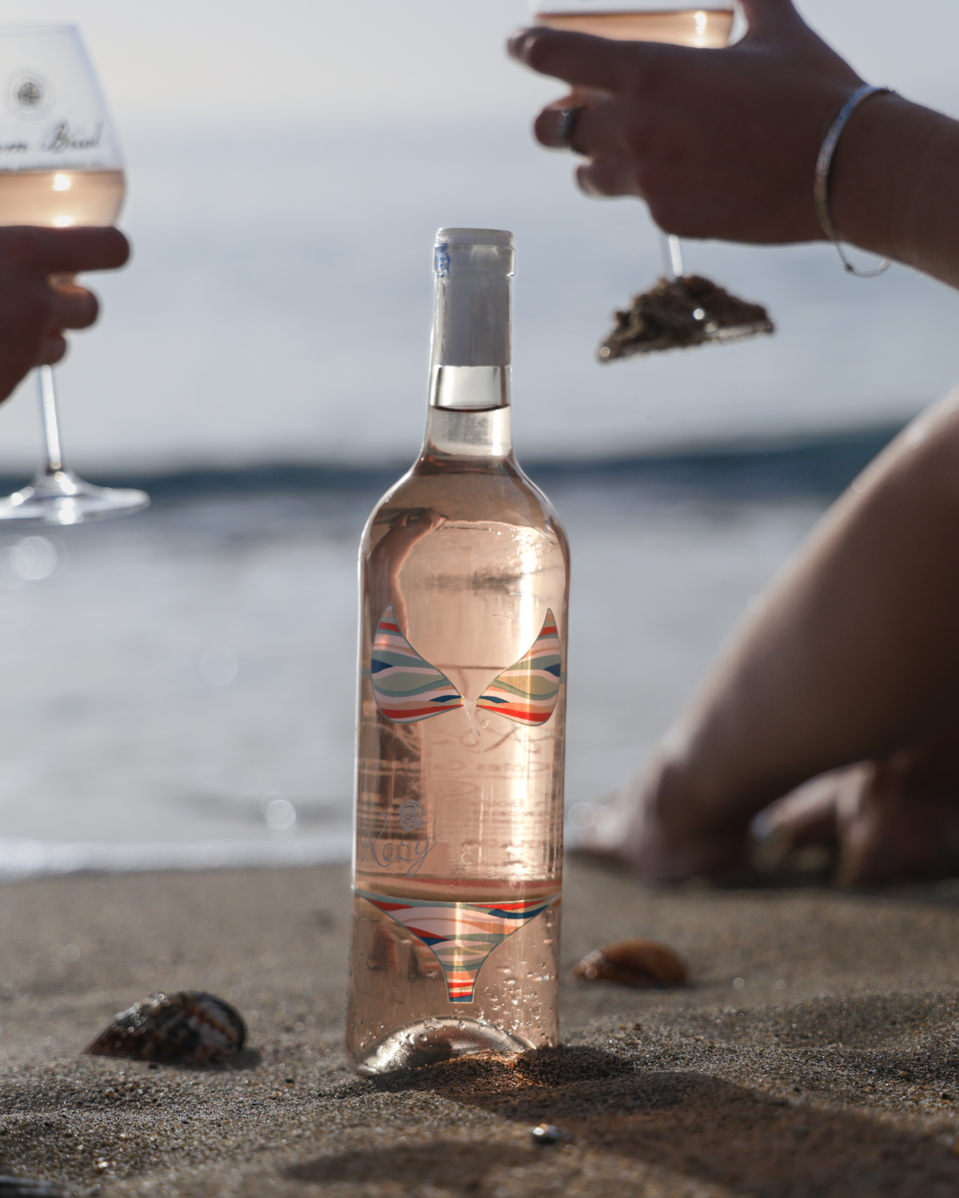 Bouteille de vin rosé Rozy 2024 « Vague de Fraîcheur » dégustation à la plage